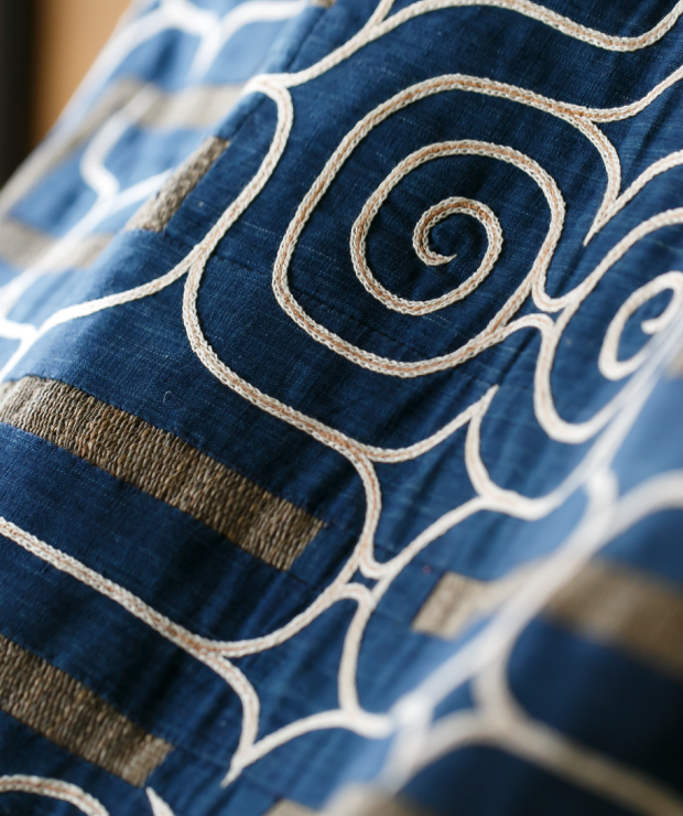 刺繍が美しい藤谷氏のアットゥシ（木の皮で作る衣服）